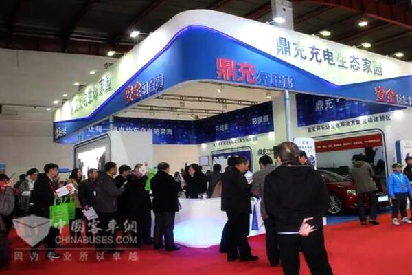 展會(huì)上人聲鼎沸的鼎充展臺(tái)