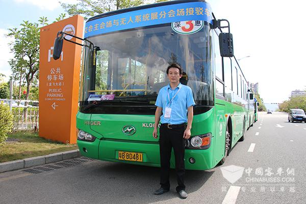 　深圳華程公交運輸有限公司深惠三線負責人歐文在海格混動公交前合影