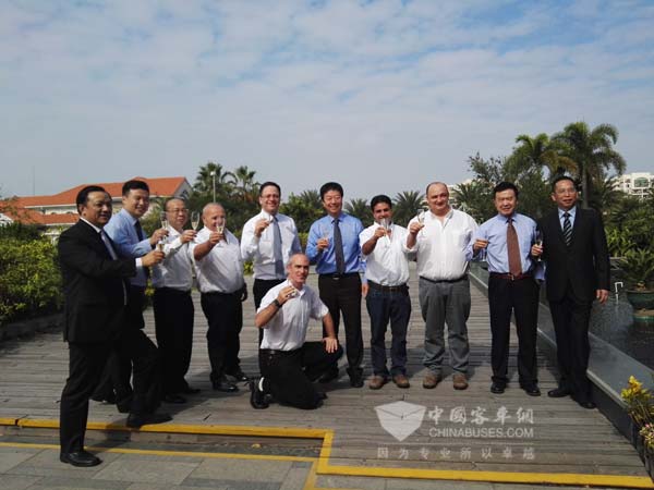 廈門金旅出口海外第50000臺客車發車慶典-舉杯相慶