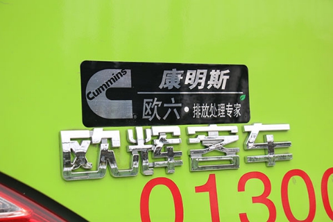 車輛尾部同意張貼的康明斯歐VI排放標識