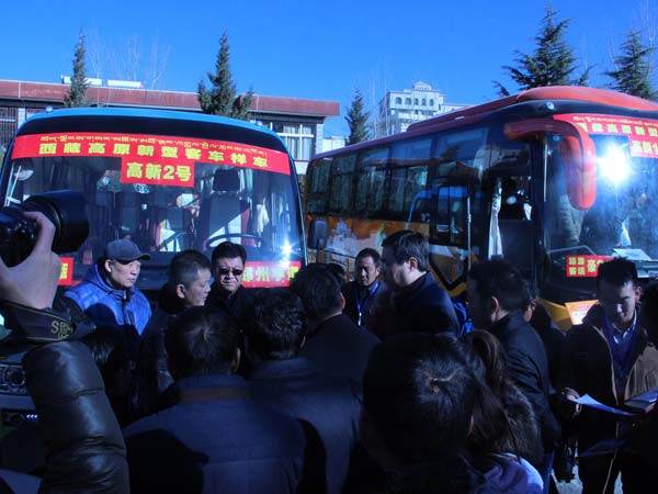 西藏自治區各屆人士參觀宇通高原新型客車
