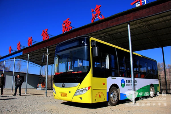在充電場停靠的宇通8米新能源公交車
