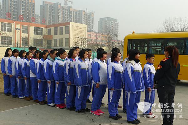 照管員向?qū)W生耐心講解乘車(chē)安全事宜