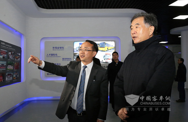 副總理汪洋（前排右一）聽取海格客車總經理吳文文匯報