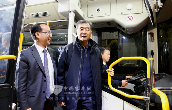 副總理汪洋與海格客車總經理吳文文在出口新能源公交車內親切交談
