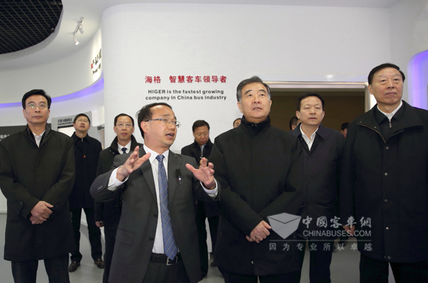 海格客車總經理吳文文向副總理汪洋、江蘇省委書記羅志軍（前排右一）、蘇州市委書記周乃翔（后排右一）等領導介紹海格新能源客車在保加利亞首都索菲亞實時運行情況