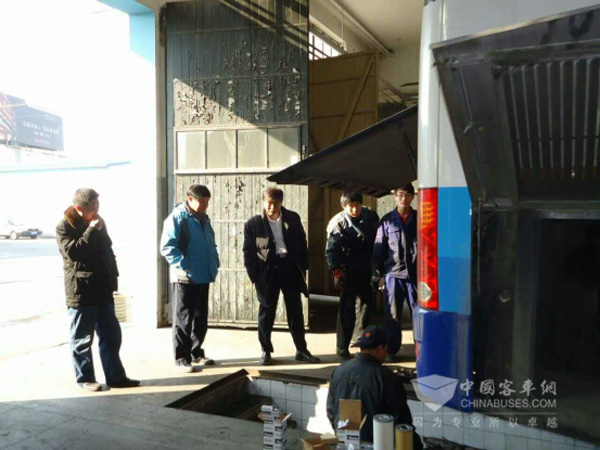 服務(wù)保障小組對上會車輛進行檢測