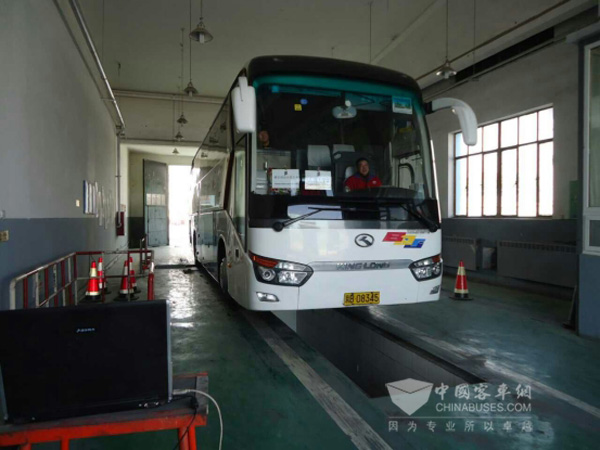 兩會專業服務團隊正在維檢上會車輛