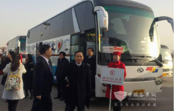 全國兩會代表搭乘金龍客車參會