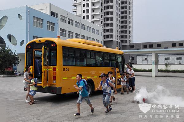 校車事故緊急逃生演練