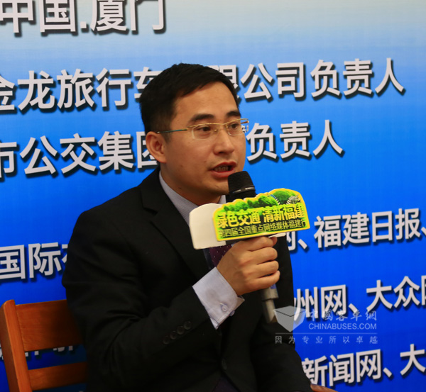 廈門金龍旅行車有限公司常務副總經(jīng)理彭東慶接受記者采訪