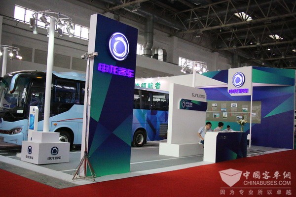申龍攜3款新車亮相2016北京道路運(yùn)輸車輛展
