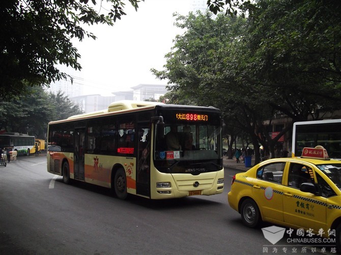 “重慶造”新能源電動(dòng)公交車(chē)亮相渝洽會(huì)