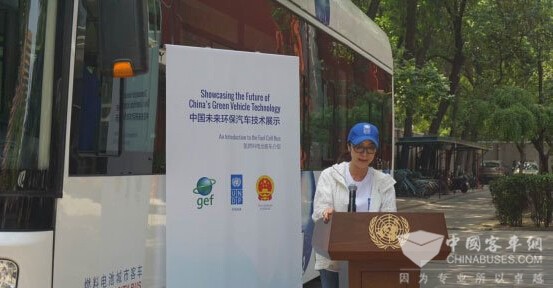 聯合國親善大使楊紫瓊試乘氫燃料電動客車