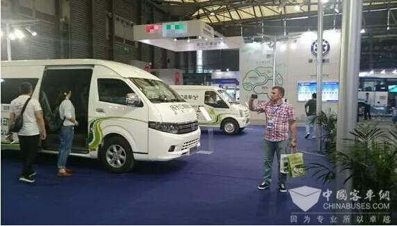 攜三款純電動車 揚子江客車亮相上?？蛙嚰夹g展