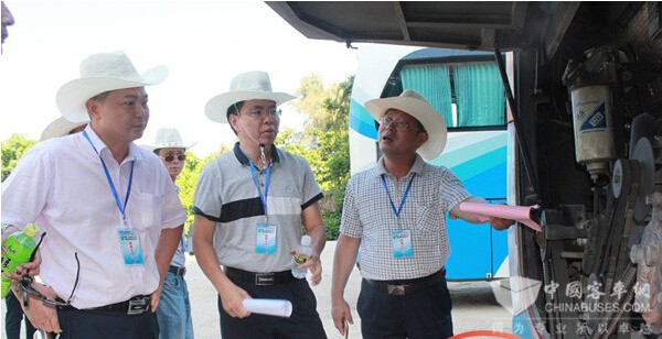 檢查組深入一線，對旅游車輛進行檢查
