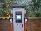 停車場內為電動雙層觀光巴士配備的充電樁，由國家電網提供。