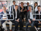 智利交通通訊部部長Gloria Hutt， 交通通訊部副部長Jose Luis，圣地亞哥辦公室主任Fernado Saka，Engie集團智利分公司CEO Alex Leveque，宇通海外市場副總經理常浩等參觀宇通E12