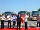 安凱客車國際營銷公司副總經(jīng)理李國鈞向韓國用戶交付新車鑰匙