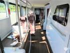該車設有59個座位，最大承載119人。內飾設計十分高雅，木紋地板白色墻壁軟質頂棚。