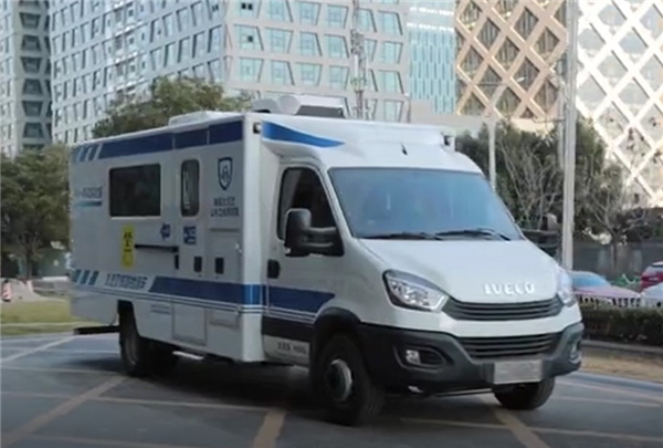 實(shí)力打造 利民神器！依維柯高通量多功能P2+核酸檢測(cè)車
