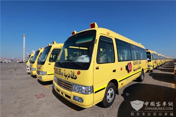 建立可信賴合作關系 71臺金龍海外定制版校車啟航阿聯酋