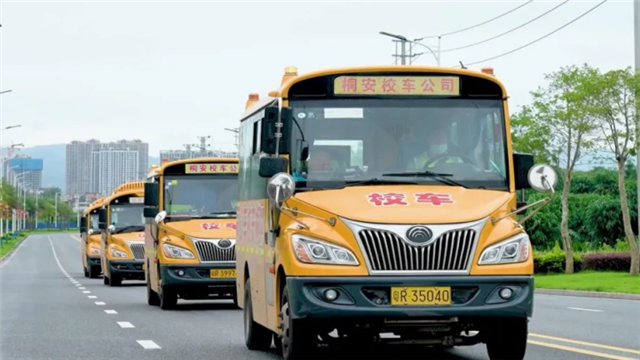 在連州 宇通校車守護(hù)5600多個孩子的上學(xué)路