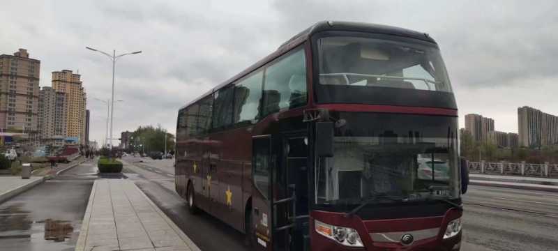 兩臺東北配置52座雙層玻璃宇通6126型客車