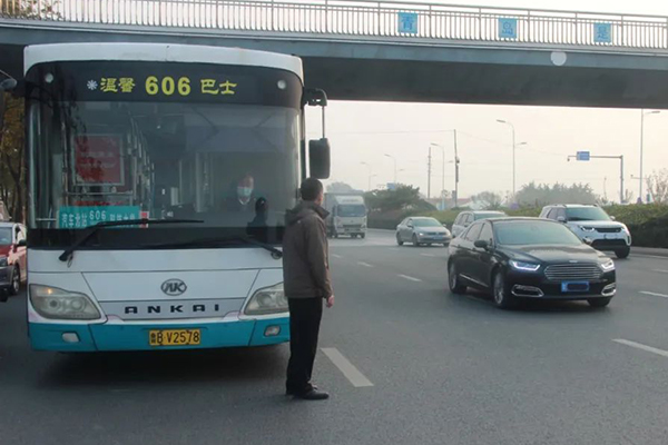 老司機總結“鬼探頭”高頻出沒點 支招車主和行人如何安全通過