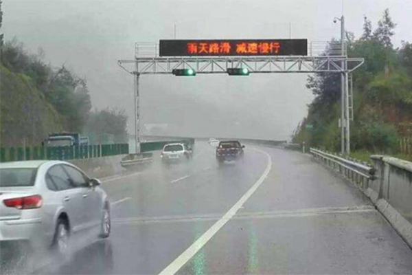 降雨頻繁 公交駕駛員務(wù)必知曉這些雨天行車安全常識(shí)！