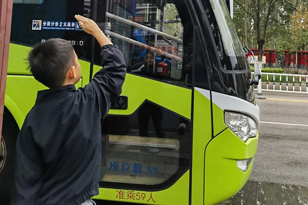 培養綠色低碳出行意識 7歲小迷弟滿滿最中意福田歐輝公交車