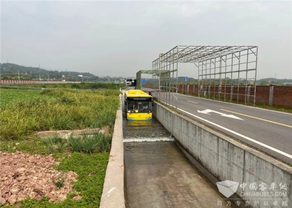 筑牢金龍新能源公交雨季行車“安全網”