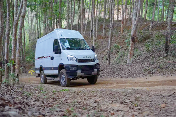 探險家的得力助手：依維柯4×4的智能組合儀表揭秘