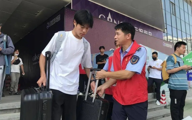 武漢公交“星星之火”志愿服務隊，化身“城市旅游導游”服務新生