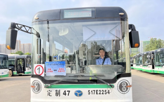 小區(qū)樓下直達(dá)學(xué)校門口，這條公交通學(xué)專線“護(hù)航”學(xué)子求學(xué)路
