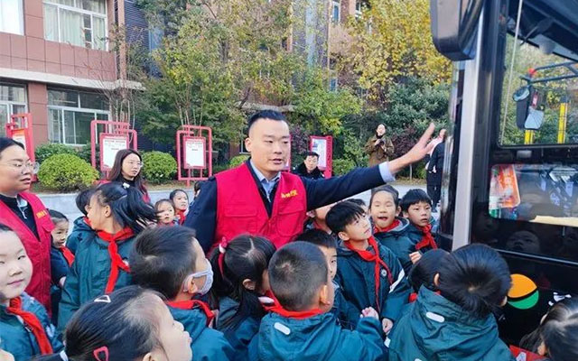 鄭州公交志愿服務隊聯合多方力量 推進小學生交通安全教育