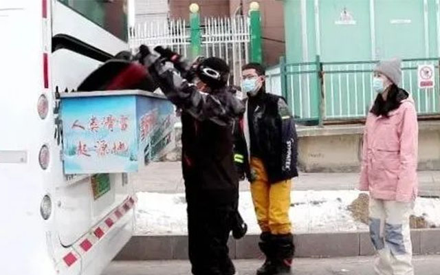 阿勒泰公交讓滑雪板也有“家” 服務雪友再升級