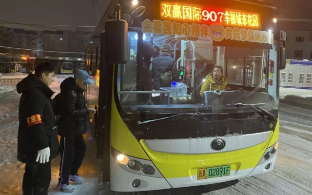 戰風雪 保運營 烏魯木齊公交溫暖市民出行路
