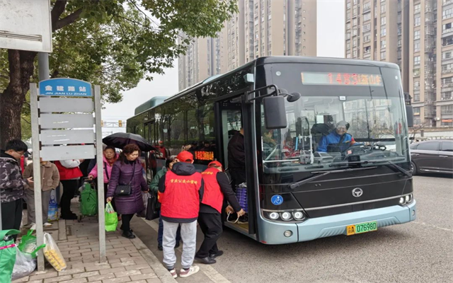 重慶公交“站小青” 春運路上的溫暖使者