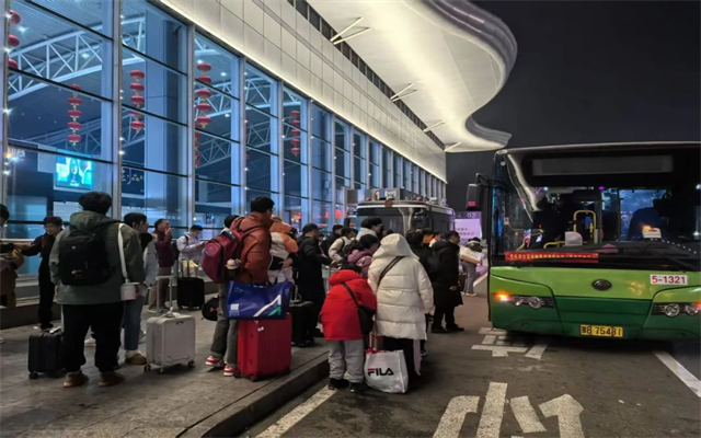 包頭公交雪中送暖 東河機場滯留旅客“夜歸人”
