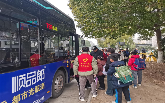 蘇州公交“護學(xué)”行動 鋪就學(xué)子安心通學(xué)路