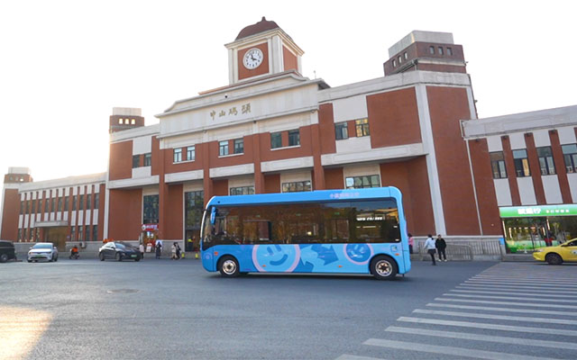 南京“寶寶巴士”萌翻上路 150輛小公交暢行城市微循環(huán)