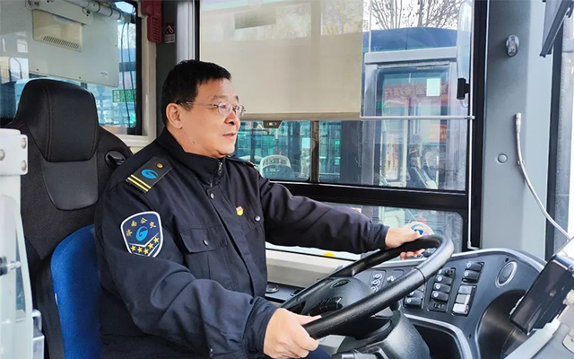 管力峰 濟南公交線上的溫暖坐標