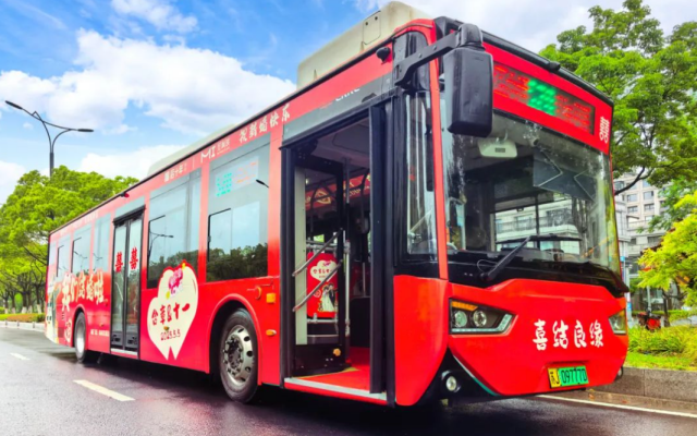低碳環(huán)保新風(fēng)尚：“520”公交婚車見證新人幸福時刻