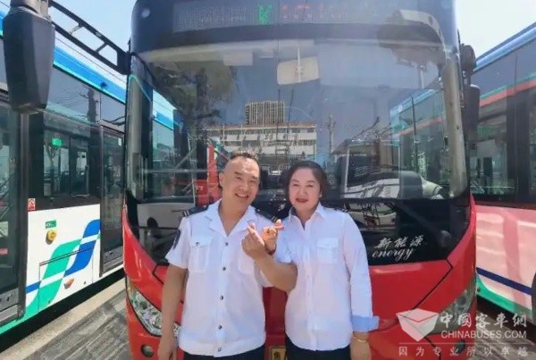520公交關(guān)愛：濟(jì)南公交夫妻檔的堅守，勞動節(jié)“車廂內(nèi)的浪漫”