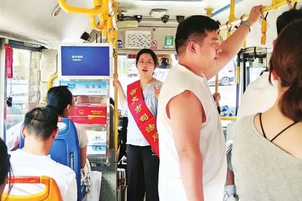 法律人有福了，搭車還能學法：太原古交公交迎來法制圖書角