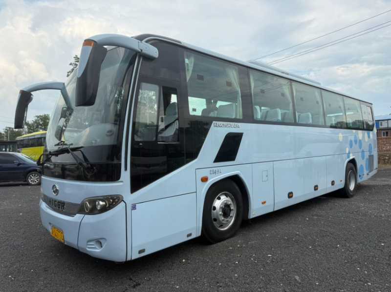 2015年9月上牌49座國四非營運海格6115氣囊中門車