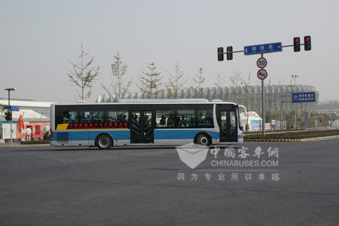 LCK6121HEV行進在場館之間