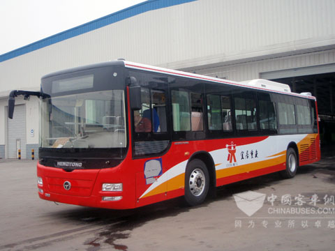 車身有“五個重慶”醒目標志的恒通大站快車即將投入運行