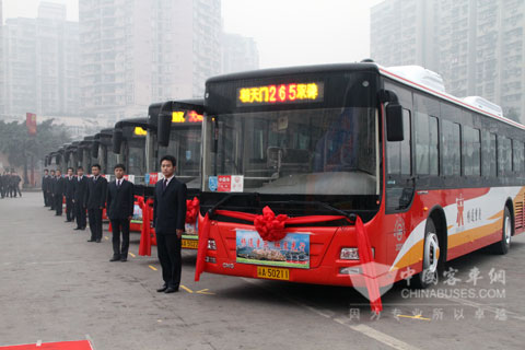 裝配上柴SC8DT天然氣發動機的重慶公交車